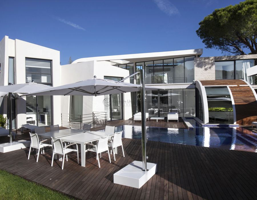 An ultra contemporary property a stones throw away from Club 55, Saint Tropez 5