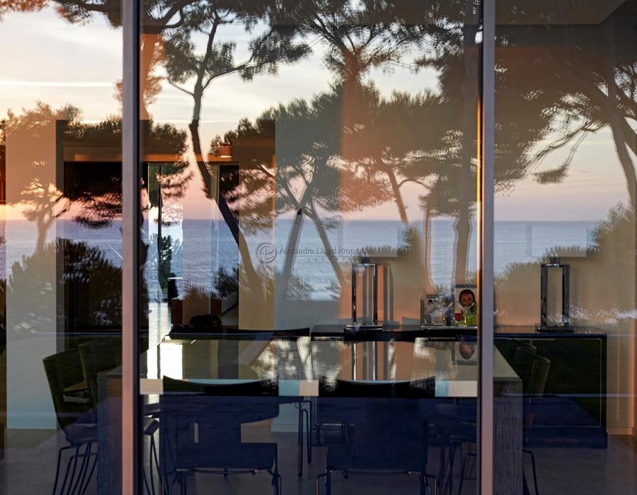 Elegant contemporary villa for sale on the Cap d'Antibes 5
