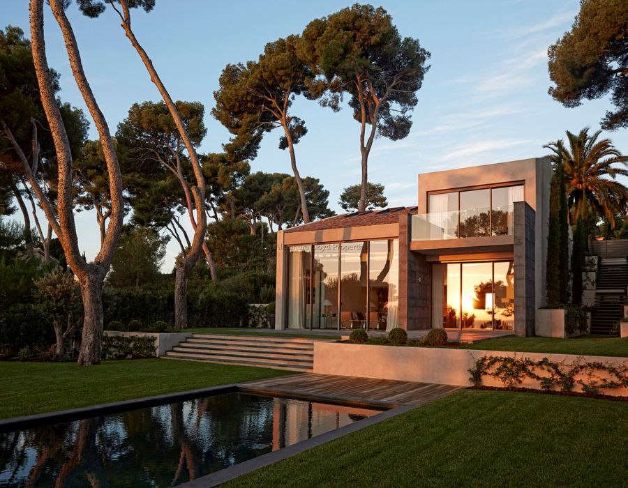 Elegant contemporary villa for sale on the Cap d'Antibes 3
