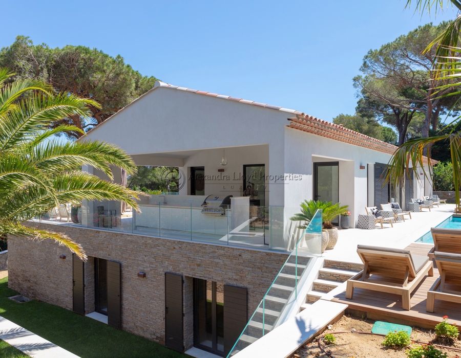 A five bedroom contemporary villa for rent in Le Parc des Salins, Saint Tropez 6