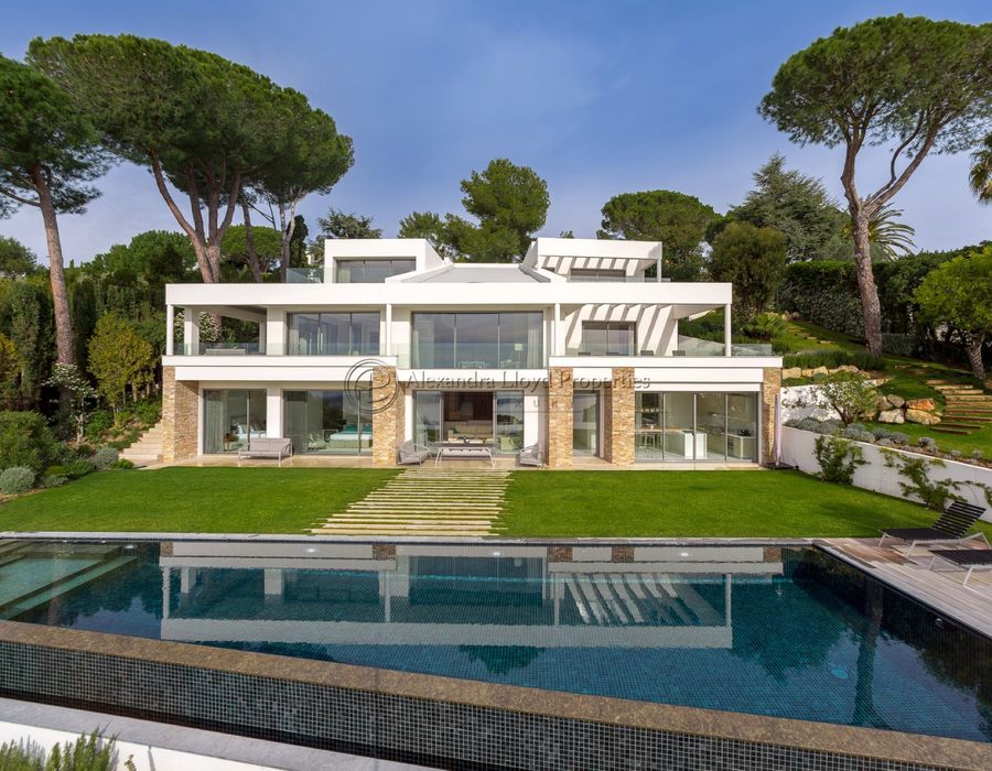 Stunning contemporary villa for rent in Super Cannes 2