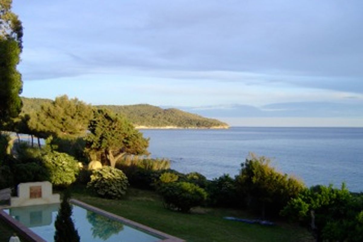 Waters edge property in Gigaro