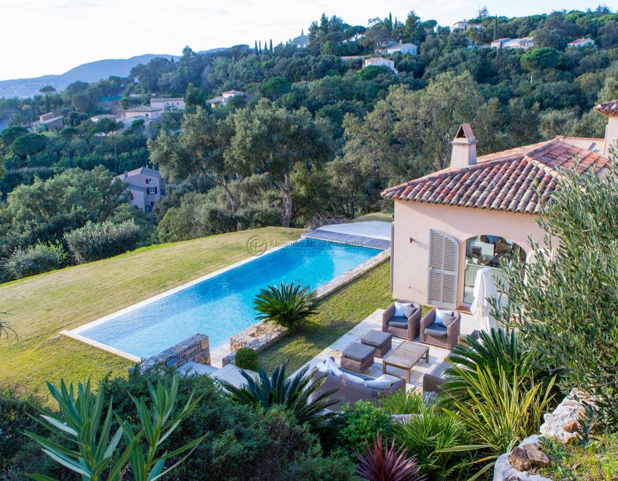 Breathtaking views, tranquility and a beautiful house in Girago 6