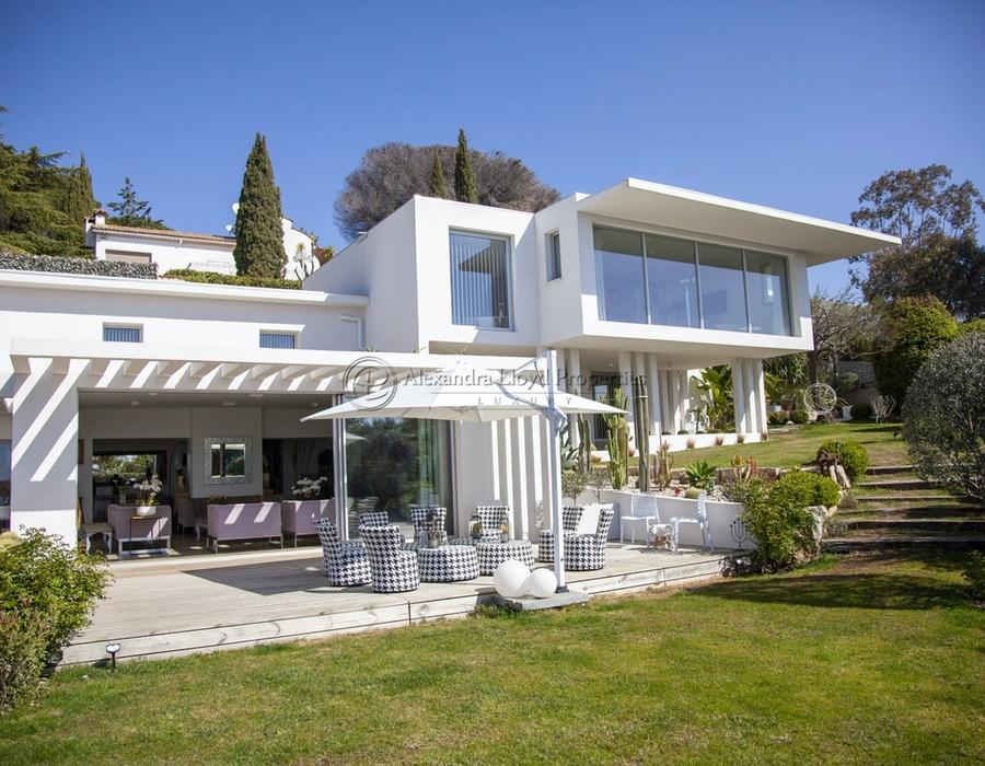 A stunning property for rent in Cannes La Croix des Gardes 2