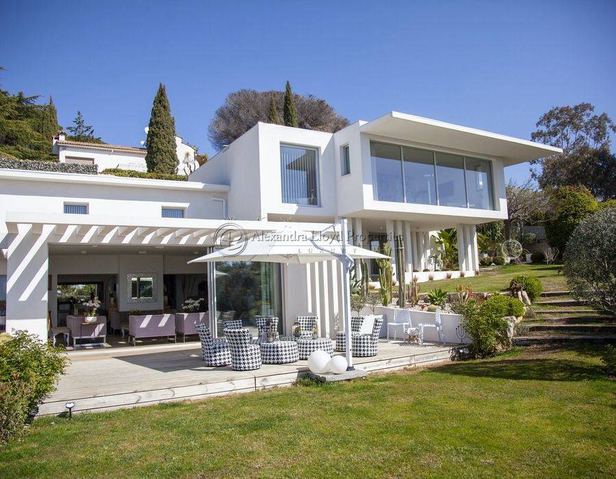 A stunning property for rent in Cannes La Croix des Gardes 2