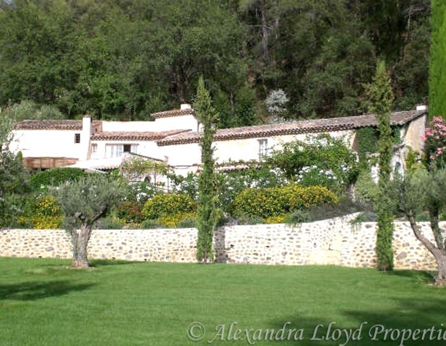 Nestled in the quint countryside of Saint Paul, a lovely Provencal hou 3