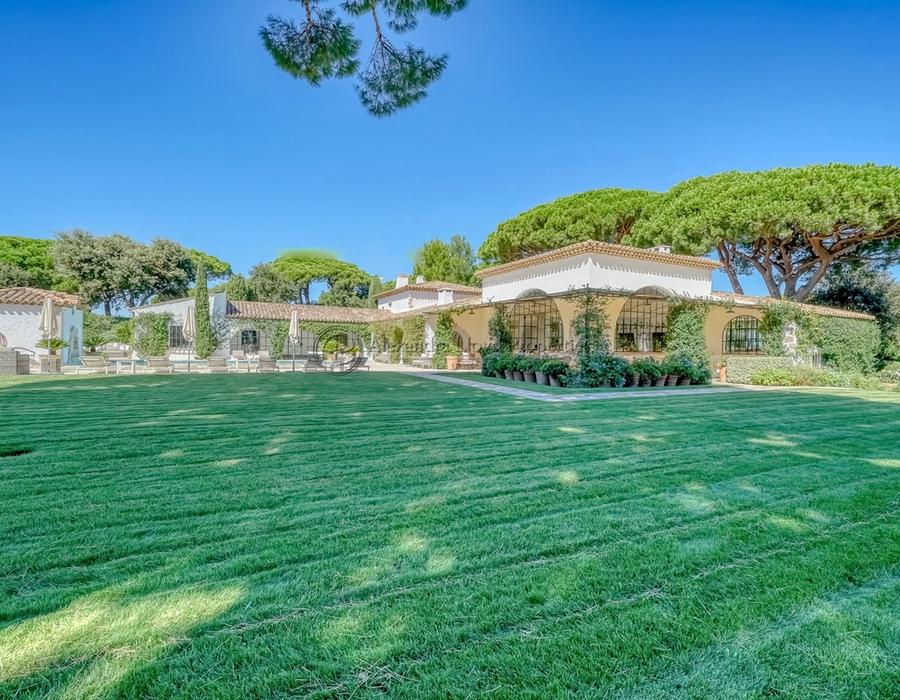 Exceptional property! A seven bedroom villa for rent in Les Parcs de Saint Tropez  2