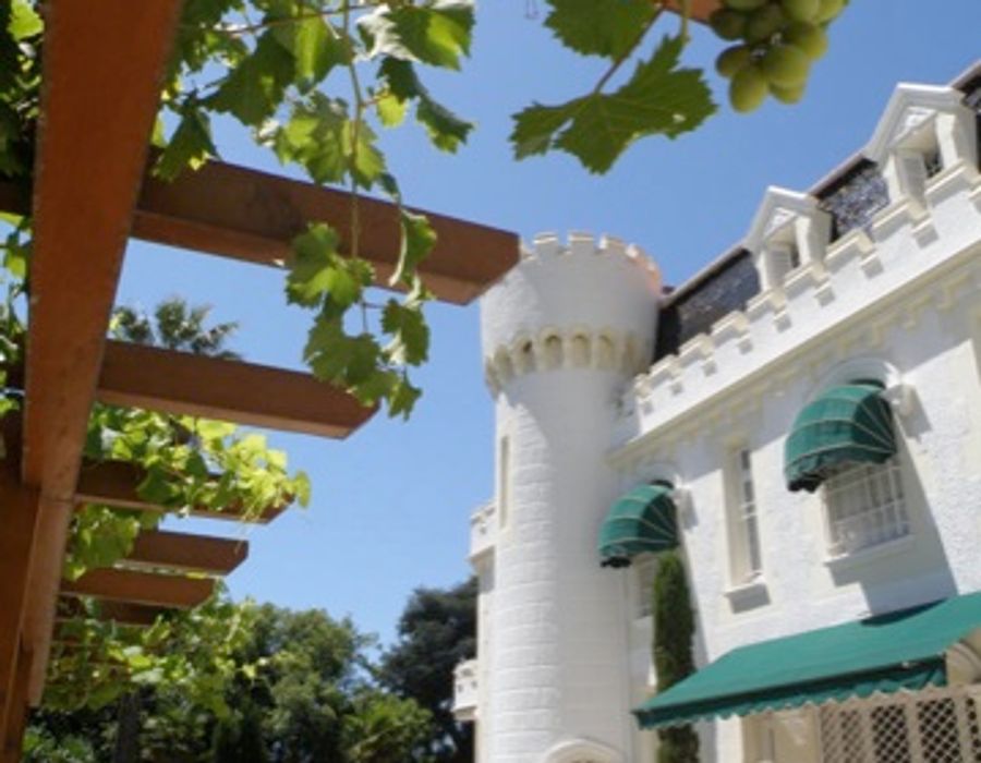 Walking distance from the centre of Cannes, an ideal property for conferences. 5