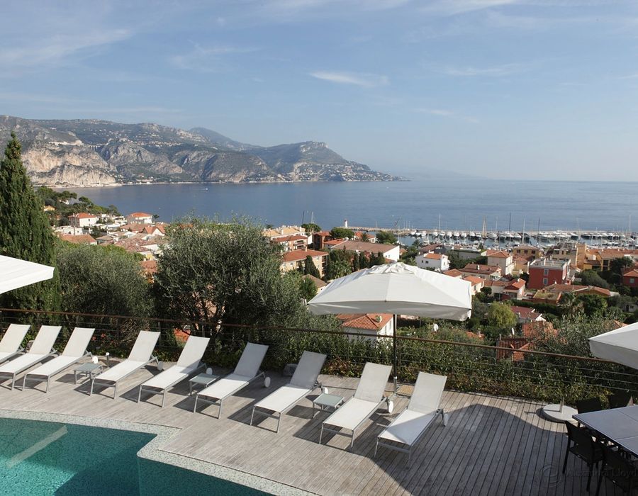 Situated in the heart of the prestigious Saint Jean Cap Ferrat 5