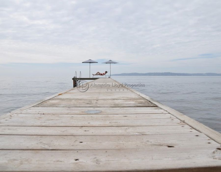 An amazing waterfront house across the bay from Saint Tropez 5