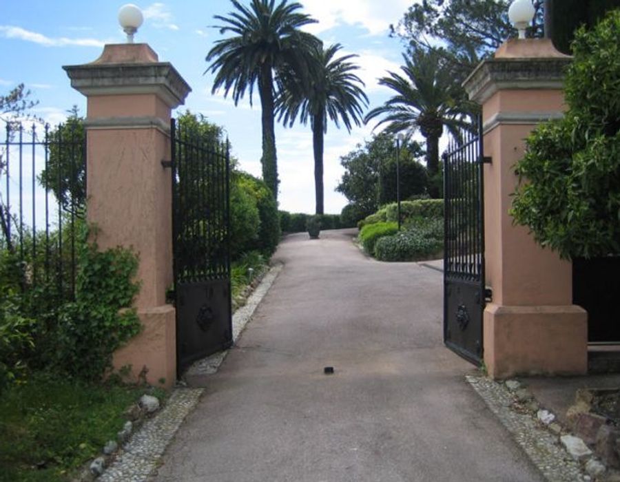 Charming villa located in the unique Golfe Juan. 3