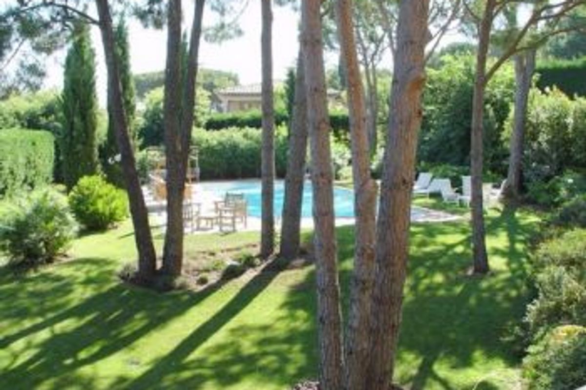 Superb villa situated in a very calm private domain three minutes from