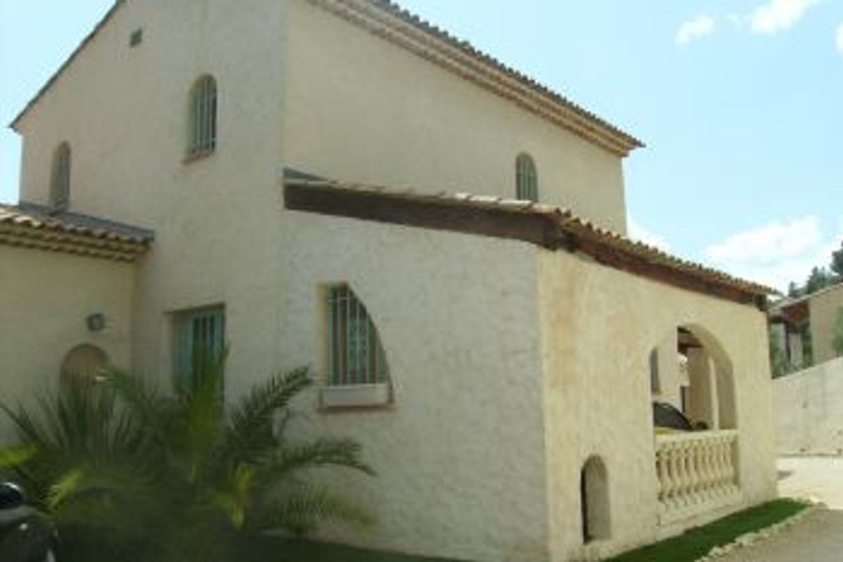 A provencal style villa located on the heights of Nice