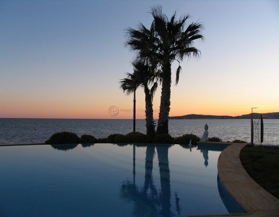 Contemporary and unique waters edge property in Cap d'Ail 6