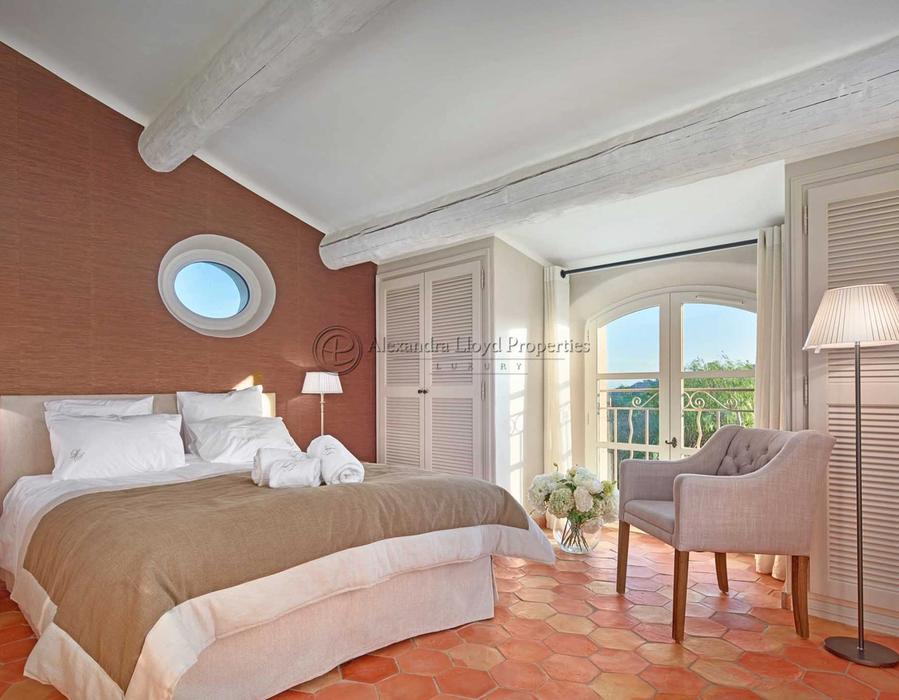 A stunning newly built Neo Provencal style property in La Moutte 6