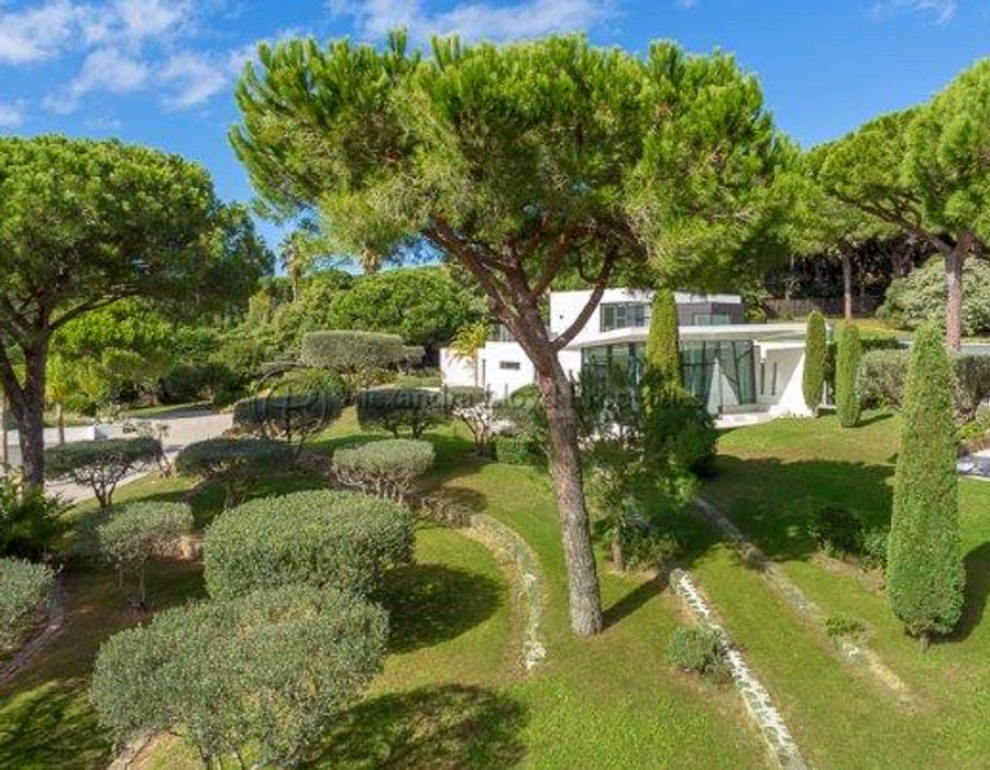 Fabulous ultra contemporary villa located on the Route de Tahiti 3