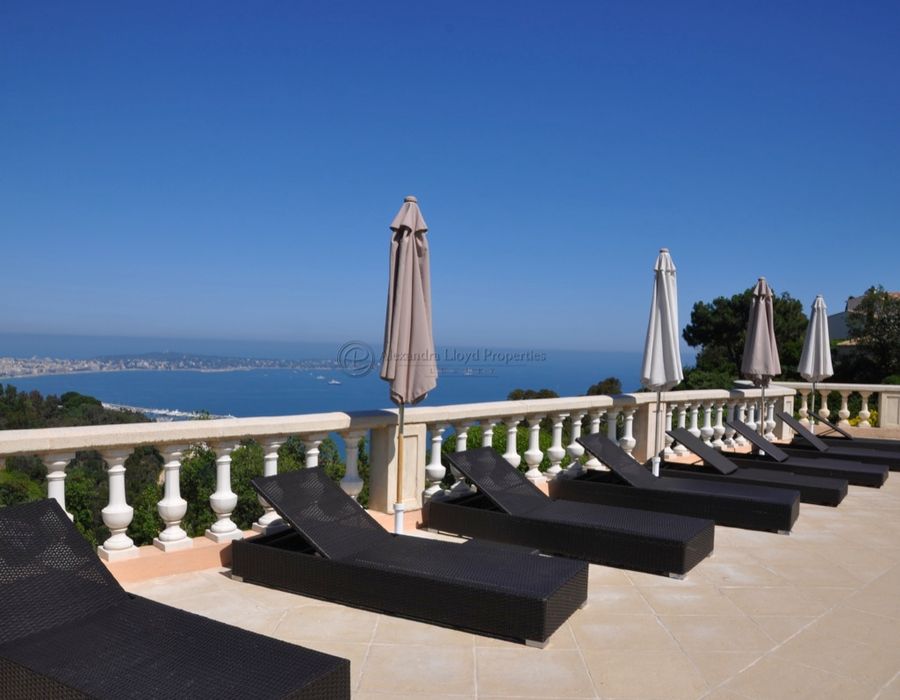 Stunning luxurious villa in the heights of Super Cannes 1