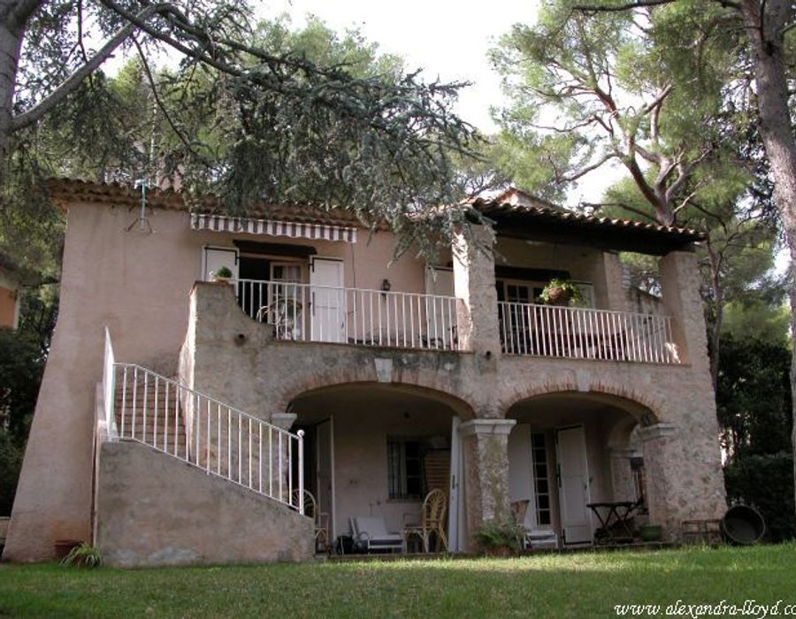 Provencale villa located on the Cap Ferrat 3