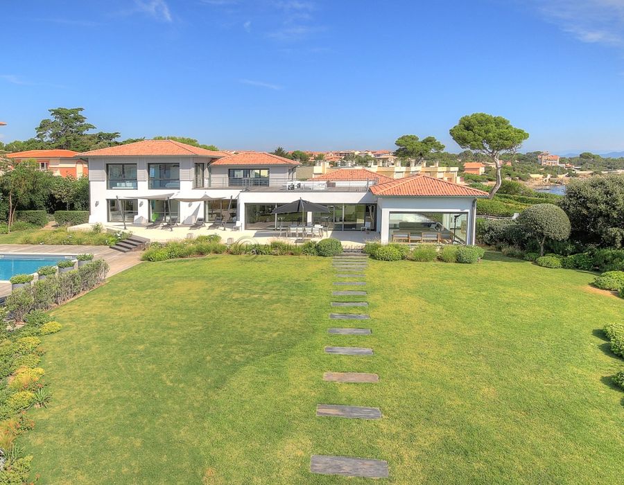 Breathtaking contemporary waters edge villa in Saint Aygulf 6