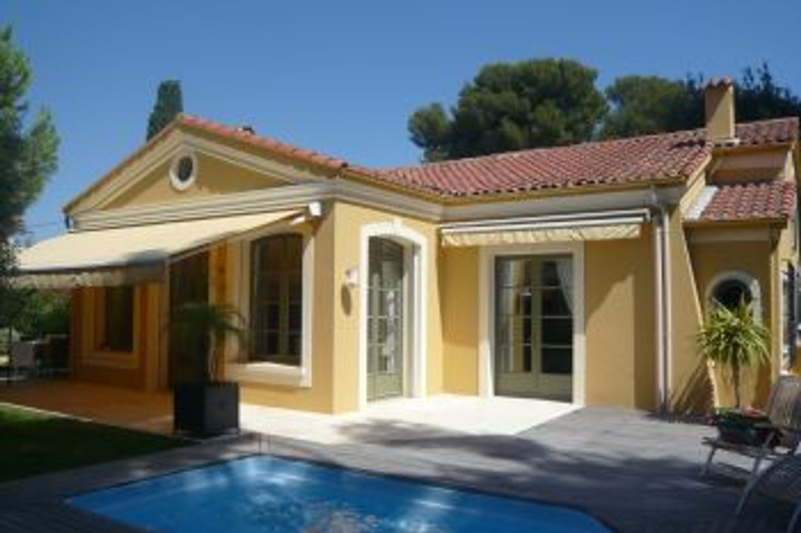 Lovely cosy villa located in a private domain on the Cap d'Antibes