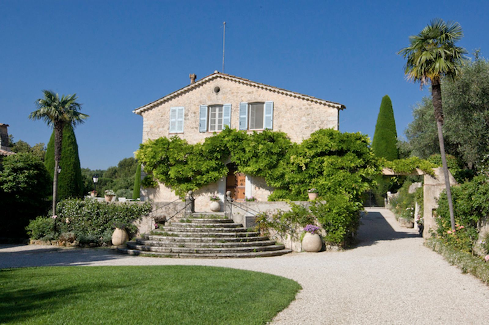 An exclusive property in extensive grounds, in Valbonne
