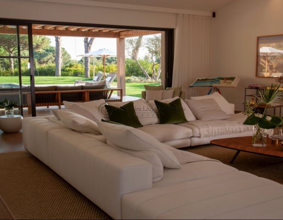 Elegant 5-Bedroom Villa with Stunning Interior Available for Rent in Les Parcs de Saint-Tropez 5