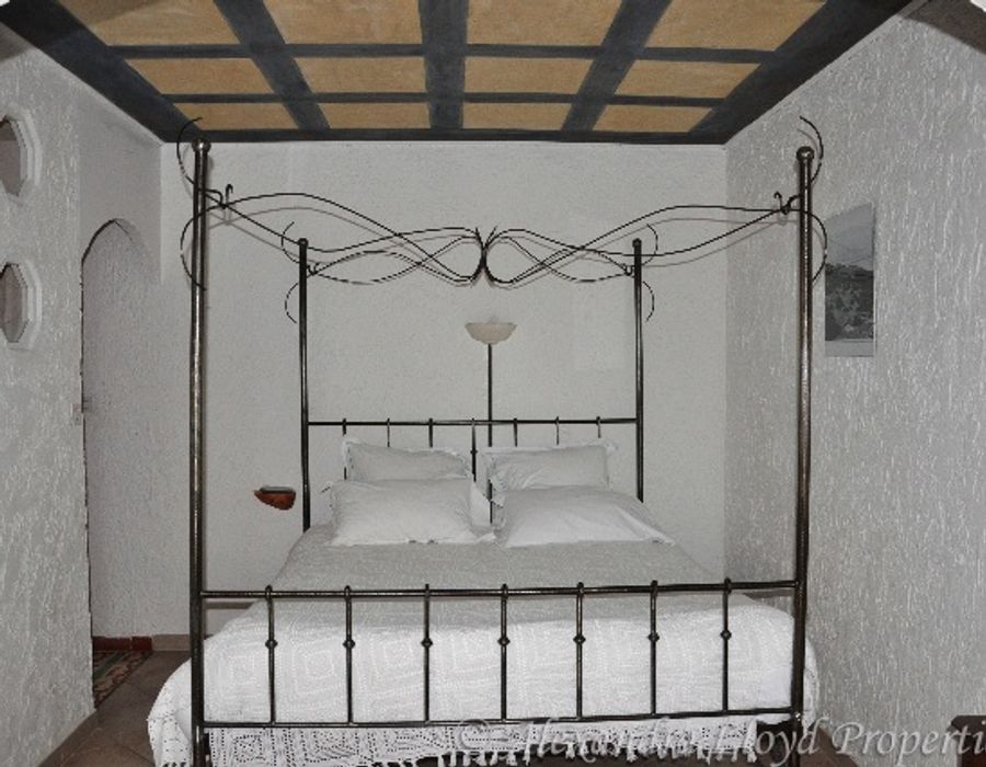 Located only a short drive from the lovely fishing village of Saint Florent 6