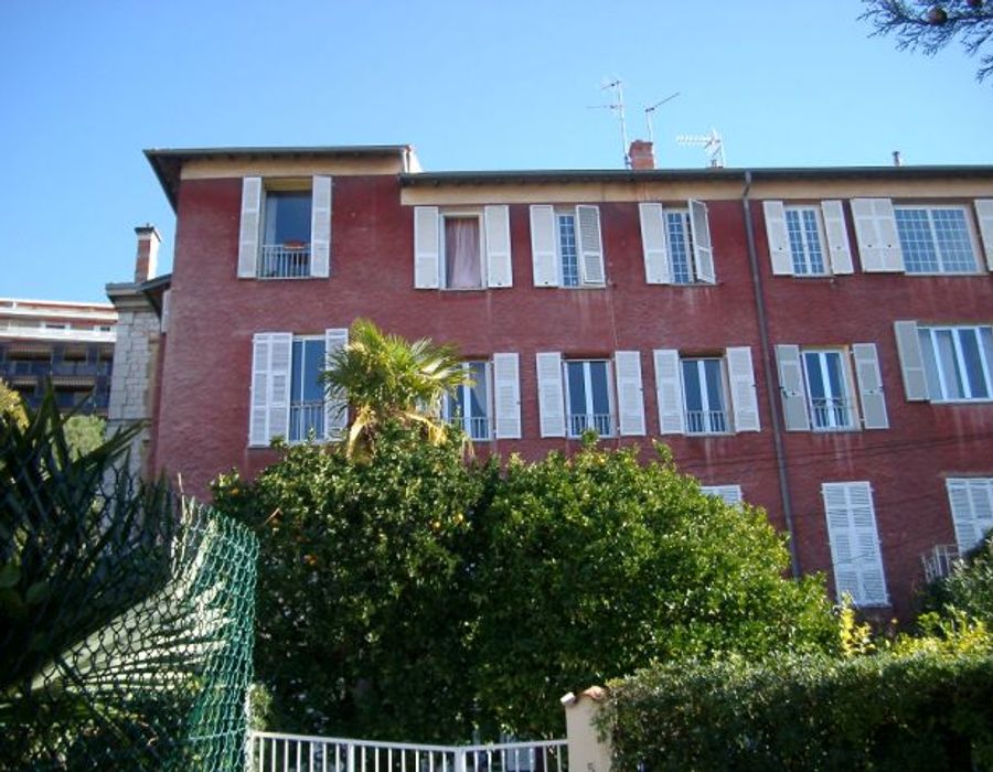 Located in the Park Louisa, a quiet neighborhood overlooking the port 4