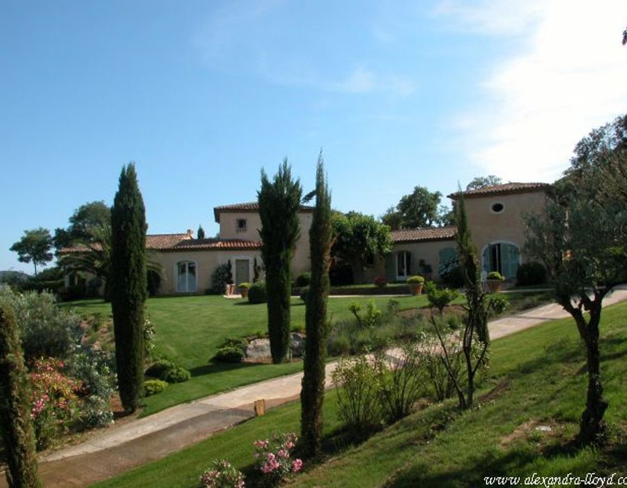 Large private property in wonderful surroundings 5