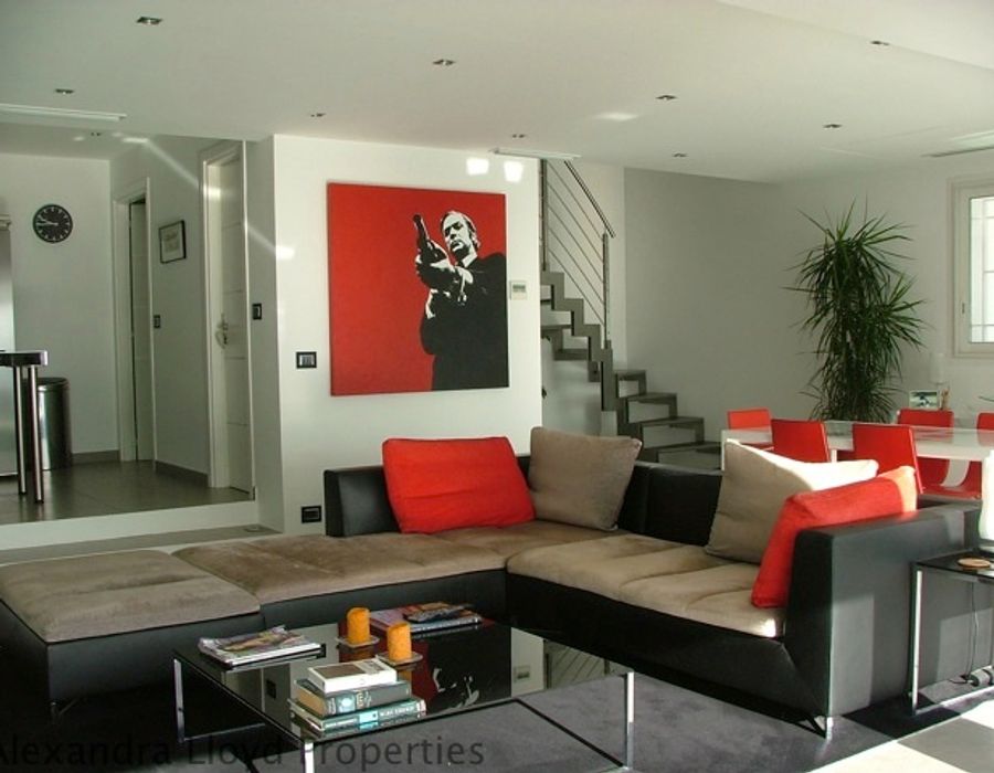 NEW! Three bedroom fully renovated villa in Eze bord de mer. 1