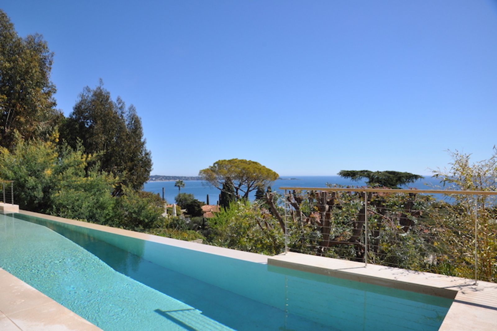 Contemporary villa for rent in Cannes Golfe Juan