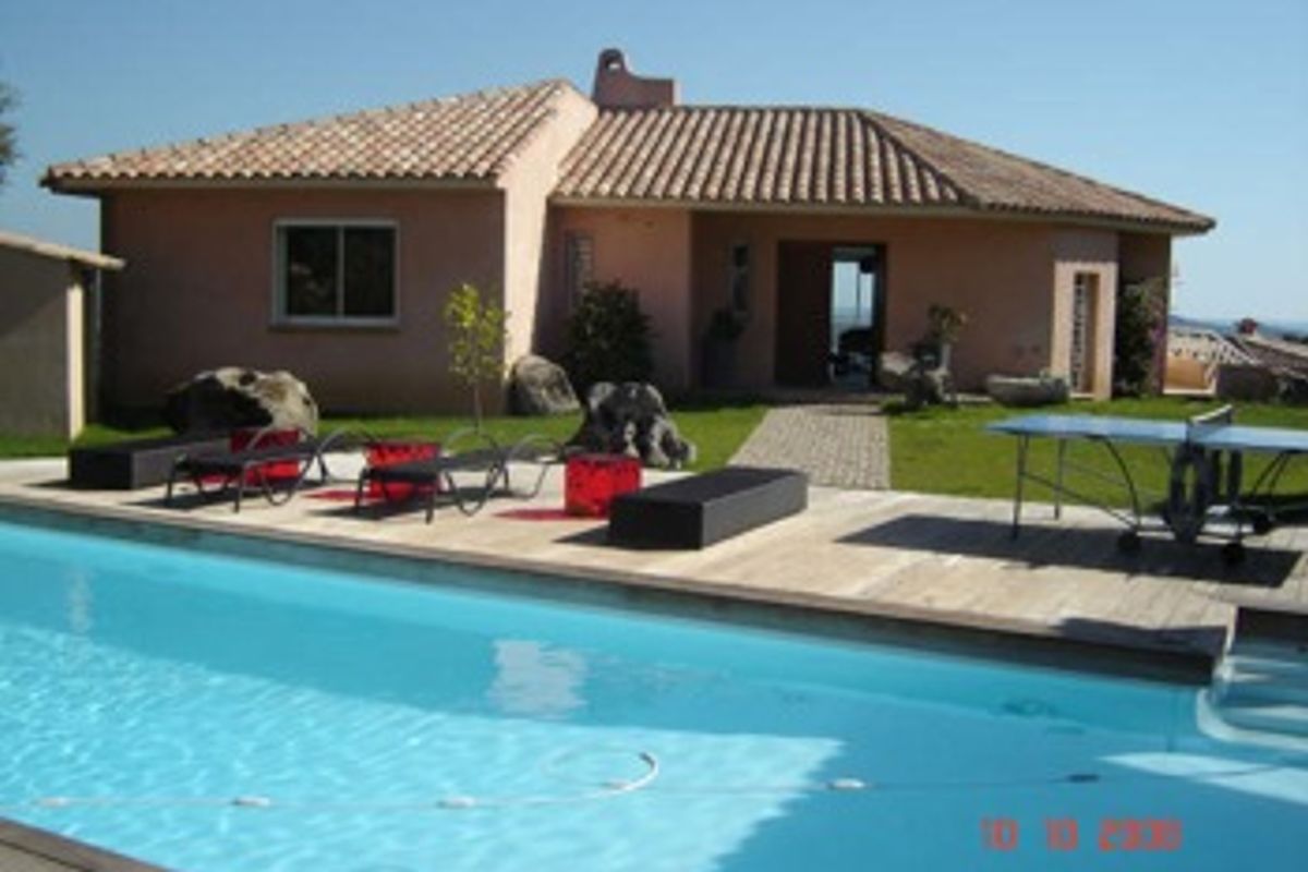 Close to the beaches of Cala Rossa and St Cyprien