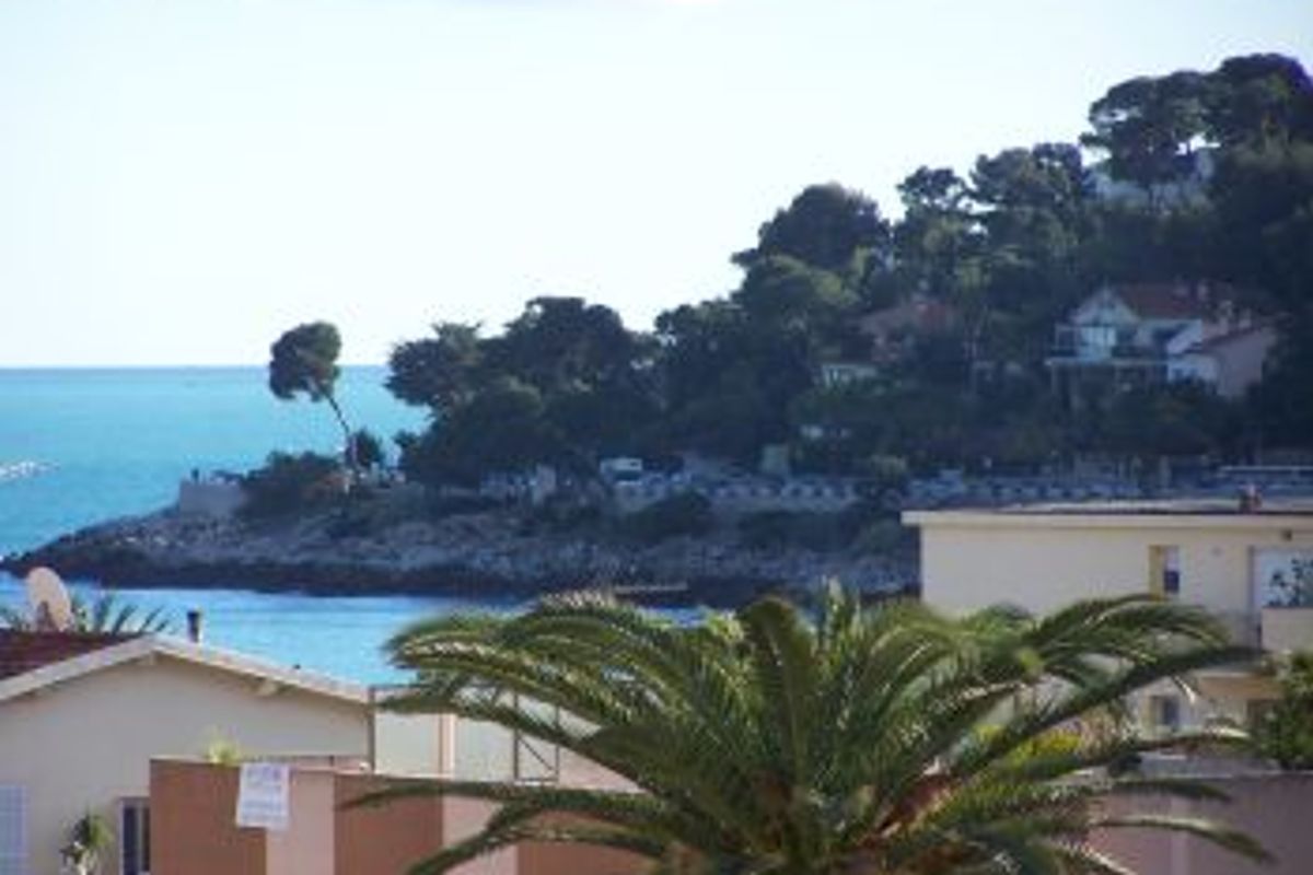 Cosy apartment located 5 minutes away from Carnolès station