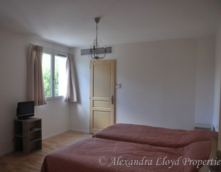 Walking distance from the centre of Cannes, an ideal property for conferences. 3