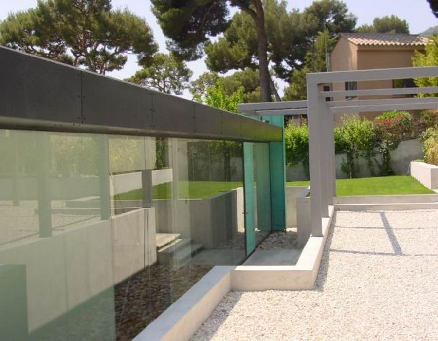 A fabulous modern property with sea views in Eze, close to Monaco. 4