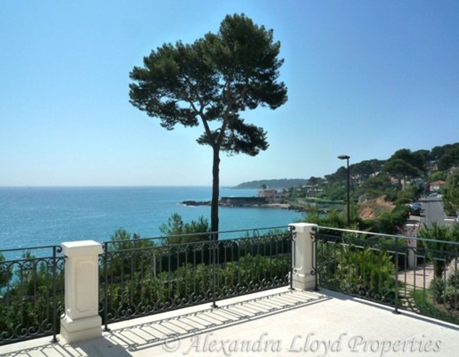 Overlooking the baie de la Garoupe with a 180° view over the Mediterra 2
