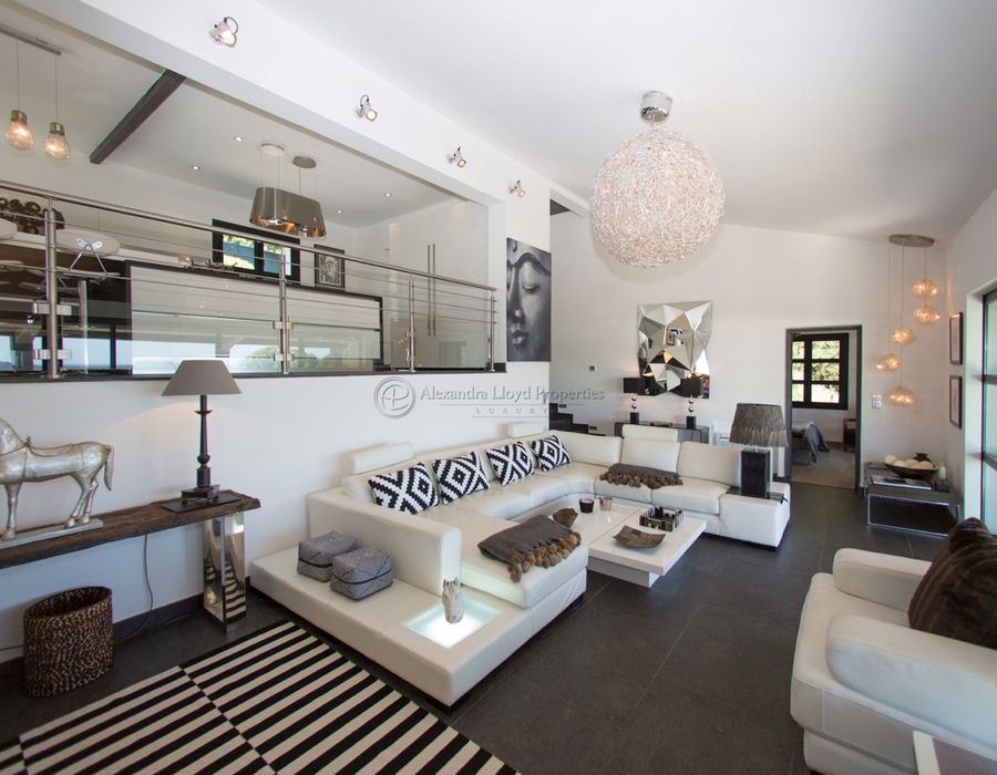 Overlooking Saint Tropez, a tastefully designed property in Beauvallon 3