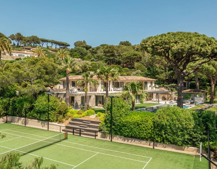 A truly stunning property for rent in Cap Tahiti with a tennis court 4