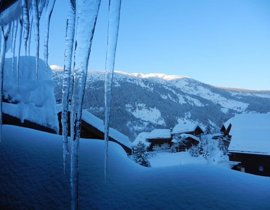 Sunny south facing chalet apartment in Méribel 2