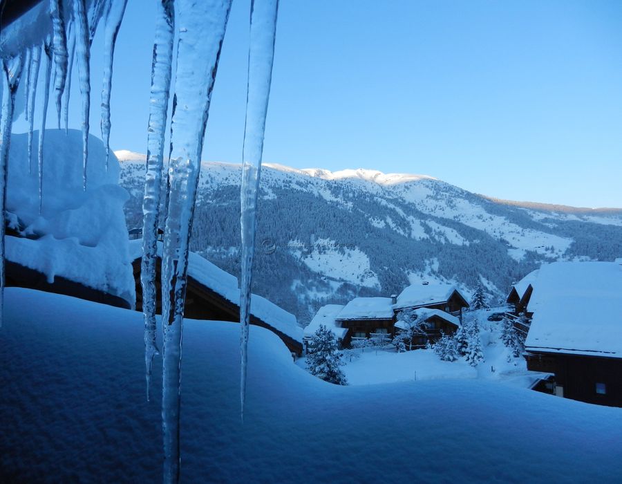 Sunny south facing chalet apartment in Méribel 2