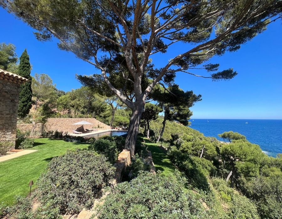 Luxury Waterfront Villa in Ramatuelle with Panoramic Sea Views and Exceptional Design 4