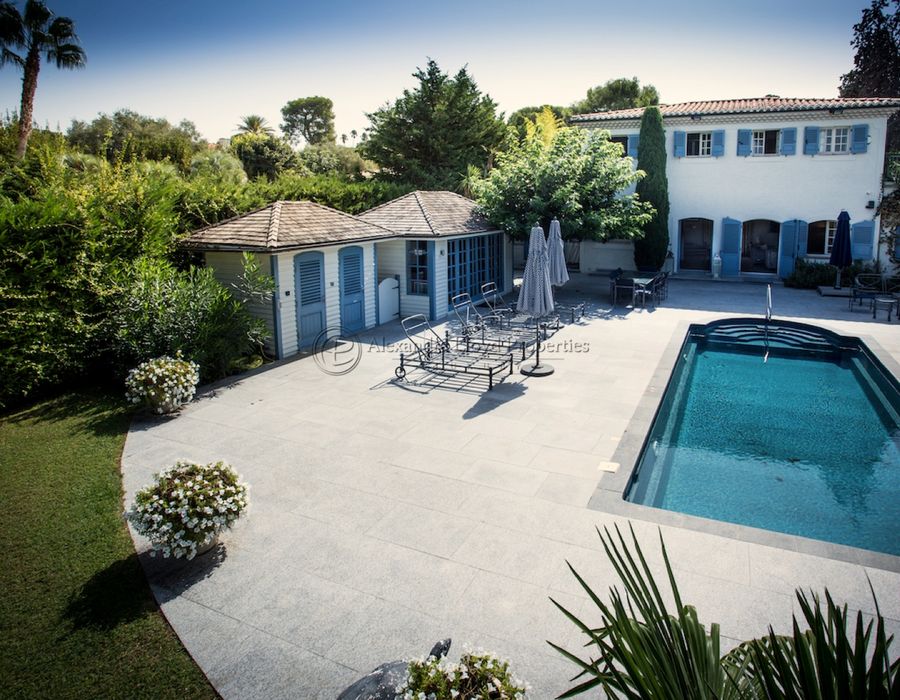 A lovely family home for rent on the Cap d'Antibes, close to the beach 4