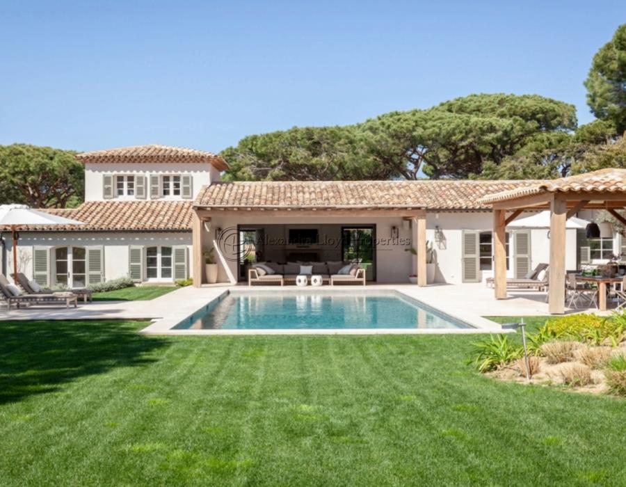 Elegant 5-Bedroom Villa with Stunning Interior Available for Rent in Les Parcs de Saint-Tropez 1