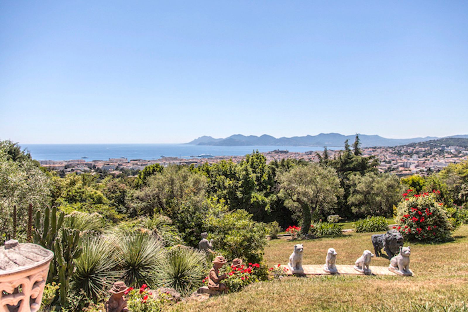 Stunning stone villa with breathtaking views over the bay of Cannes