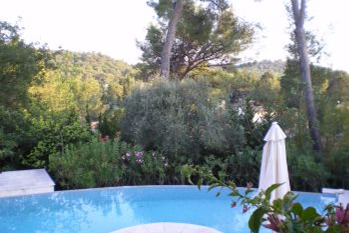 Charming villa located in the heart of a very quiet private domain.