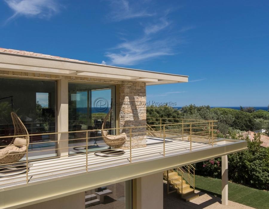 Contemporary villa for rent located in Le Parc des Salins, Saint Tropez 3