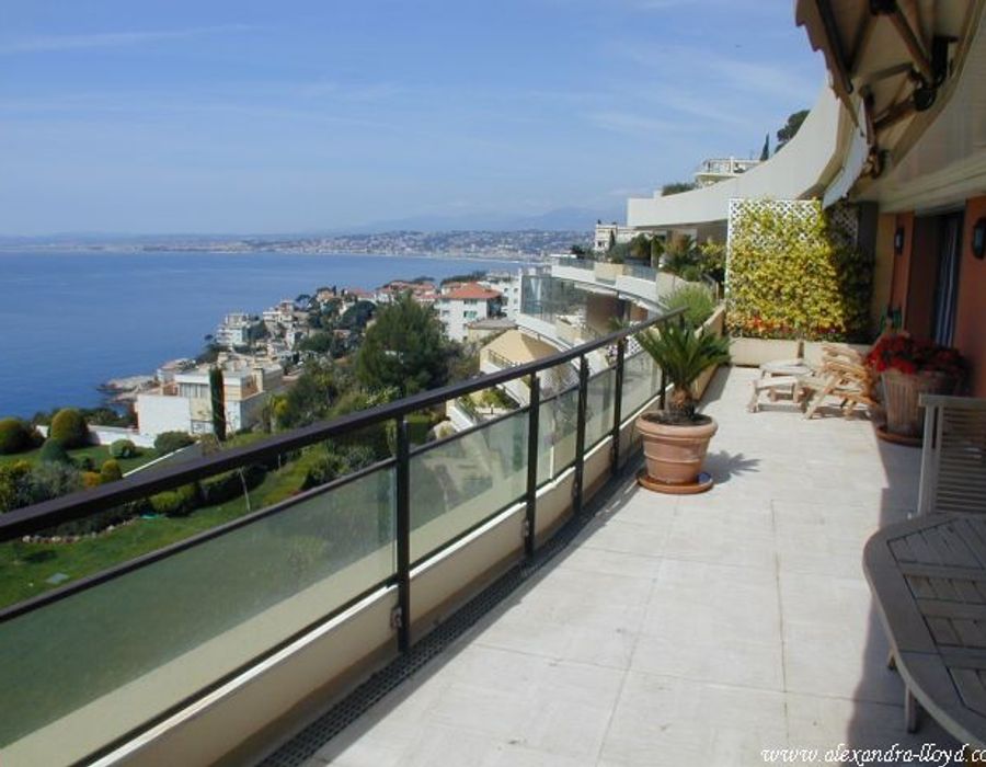 An ideal holiday home on the Cap d'Antibes. 3