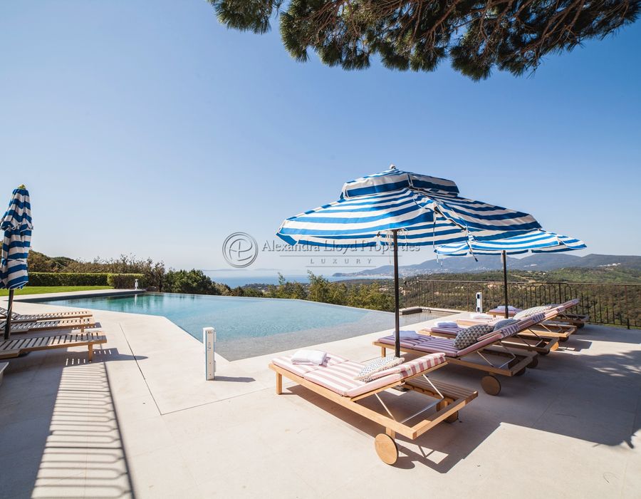 A truly remarkable property with 9 bedrooms and exceptional views in Ramatuelle 6