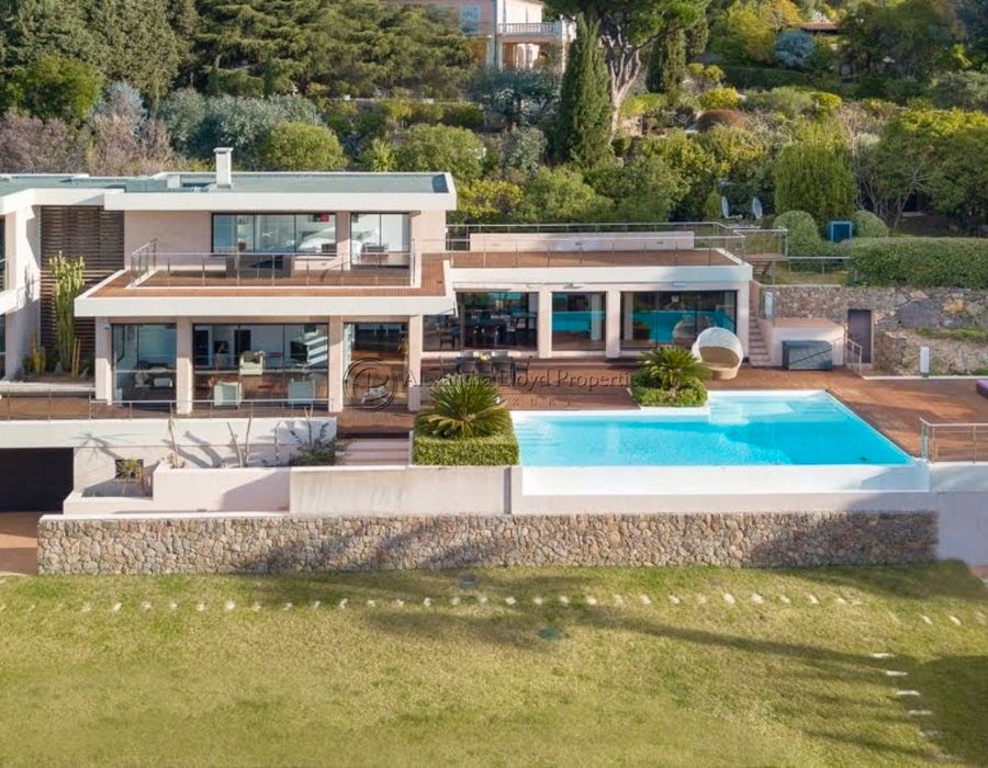 A stunning modern villa located in the Croix des Gardes, Cannes 2
