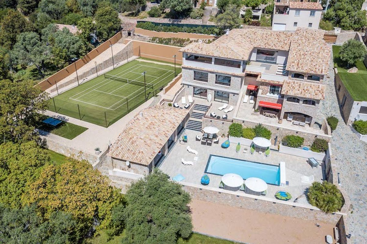 Sainte Lucie de Porto Vecchio - a five bedroom property with a tennis court